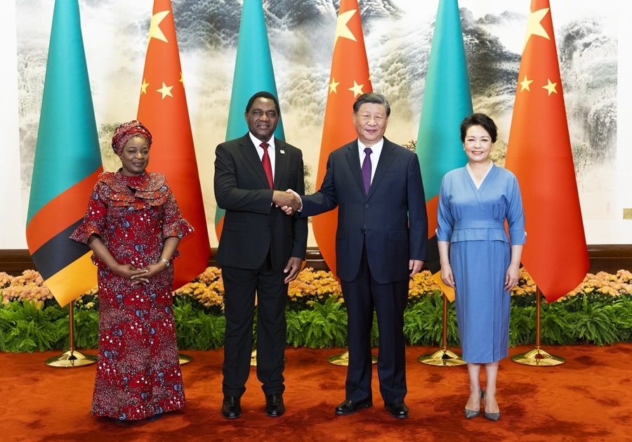 這是會談前，習(xí)近平主席和夫人彭麗媛同希奇萊馬總統(tǒng)和夫人穆廷塔合影。