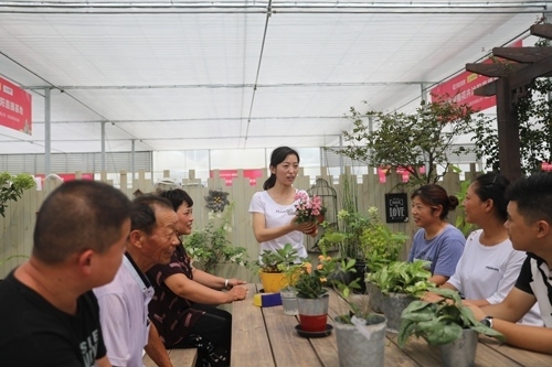 李敏向村民講授花木直播經(jīng)驗。受訪者供圖