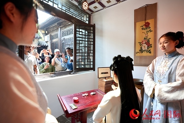 選手們觀看表演。人民網(wǎng) 盧鵬宇攝