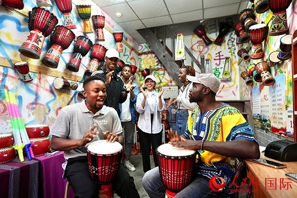 選手們敲起非洲鼓。人民網(wǎng) 盧鵬宇攝
