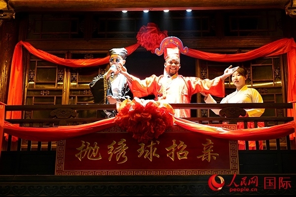 拋繡球。人民網(wǎng) 盧鵬宇攝