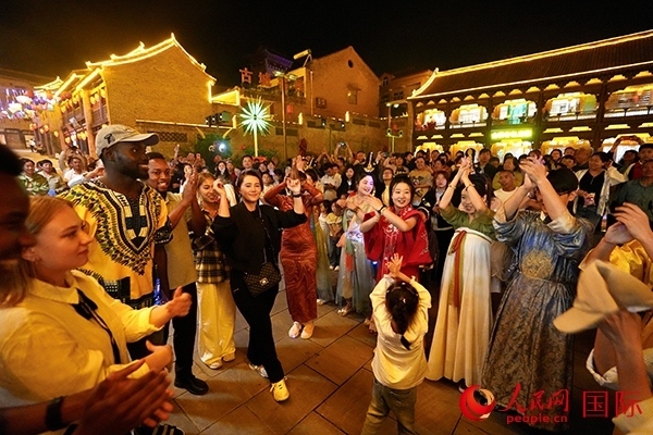 選手們和演員們一起舞蹈。人民網(wǎng) 盧鵬宇攝