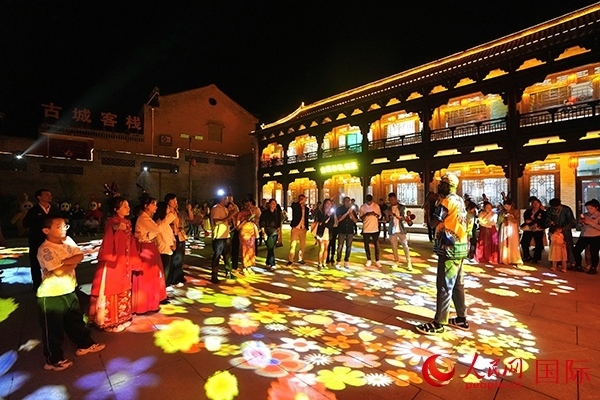 選手們和演員們一起載歌載舞。人民網(wǎng) 盧鵬宇攝