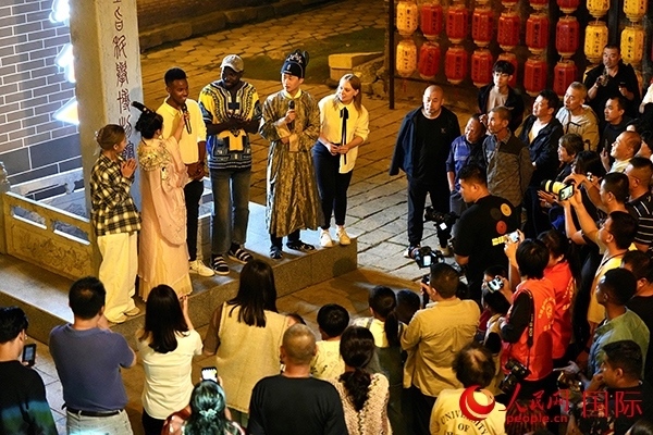 選手們一起演唱《大中國(guó)》。人民網(wǎng) 盧鵬宇攝