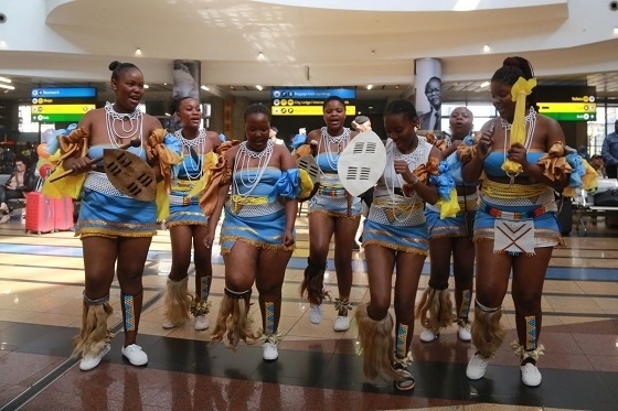 當(dāng)?shù)孛癖姎g迎中國旅行團(tuán)。北青旅提供