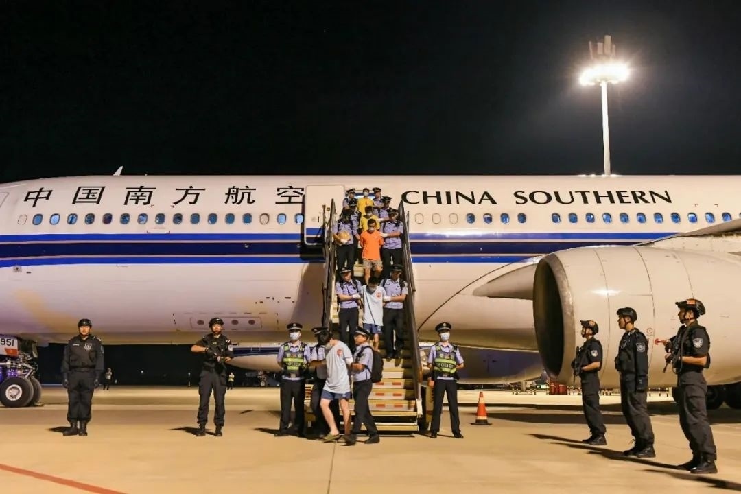 153名實施跨境裸聊敲詐的犯罪嫌疑人從印度尼西亞被押解回國。公安部供圖