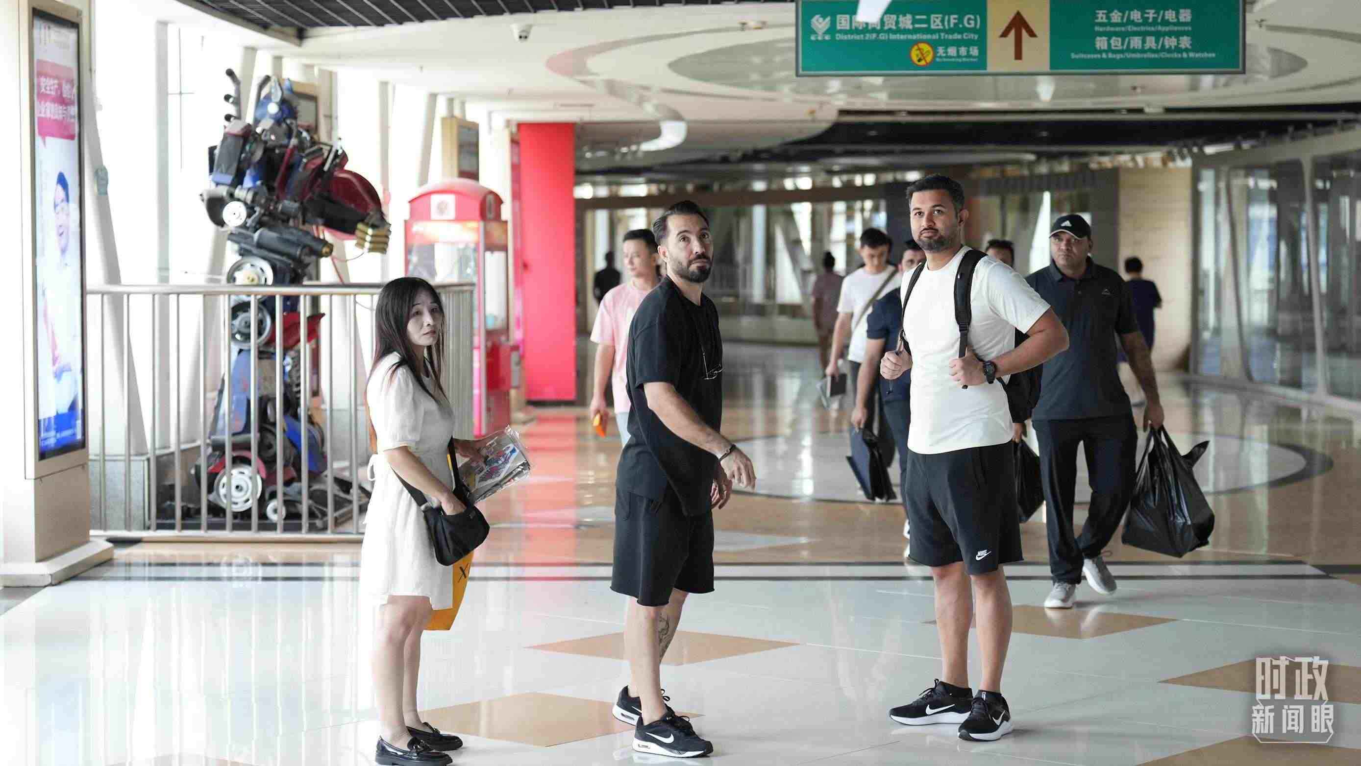 △義烏國際商貿城內，來自世界各地的外商。（總臺國廣記者李晉拍攝）