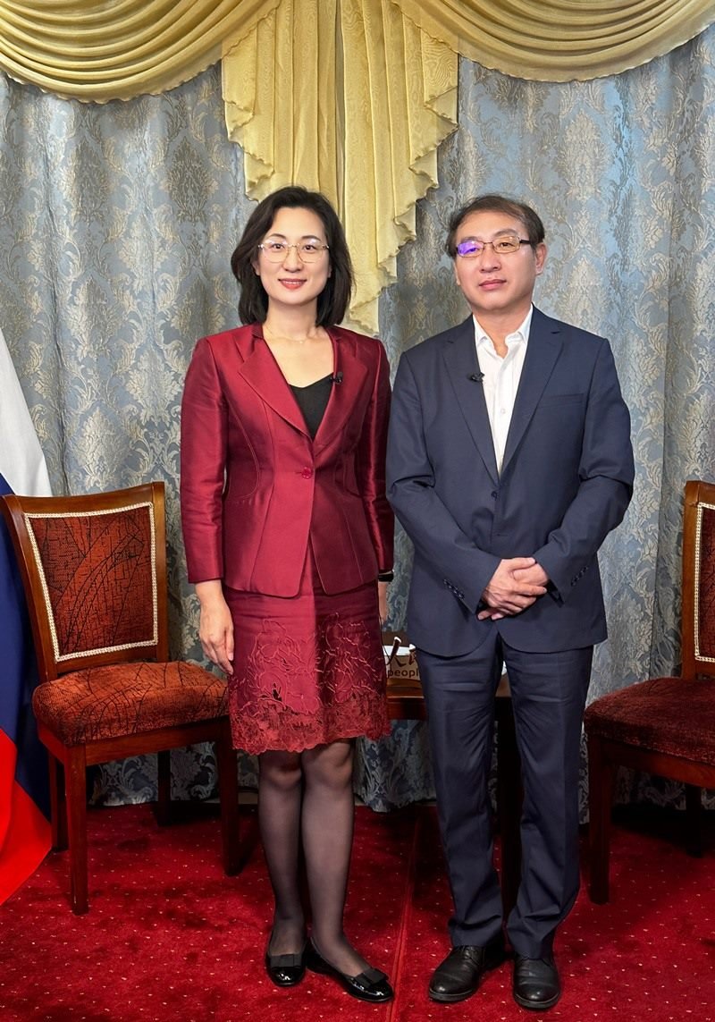 人民網(wǎng)黨委委員、副總編輯孫海峰（左一）專(zhuān)訪(fǎng)崔少純總領(lǐng)事。人民網(wǎng)記者 馬天翼攝