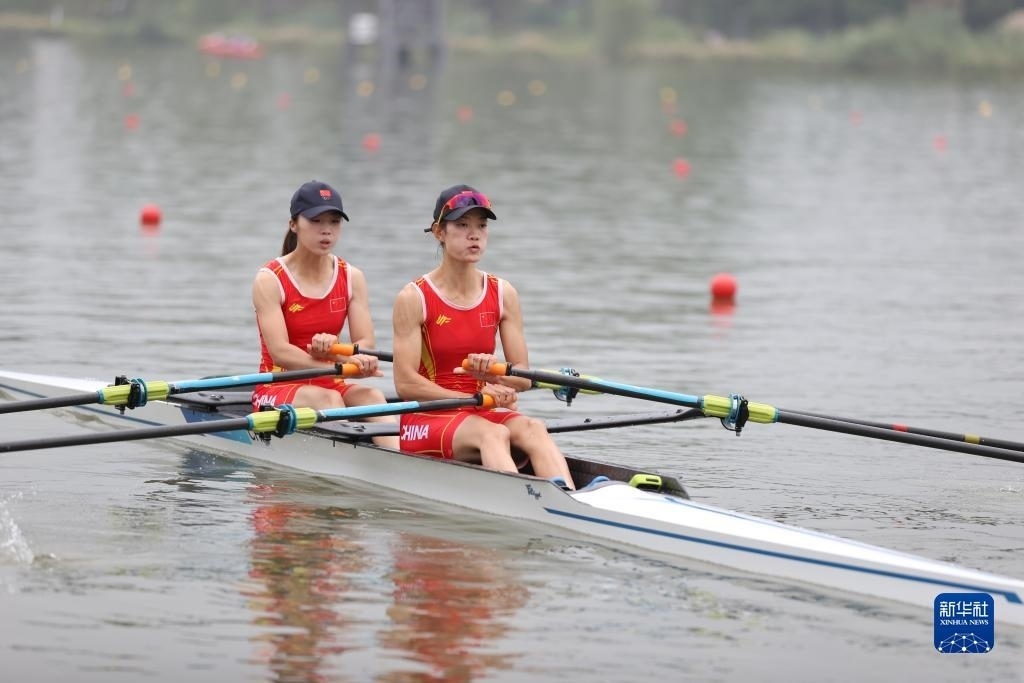 9月24日，鄒佳琪（左）/邱秀萍在決賽中。新華社記者 賈浩成 攝