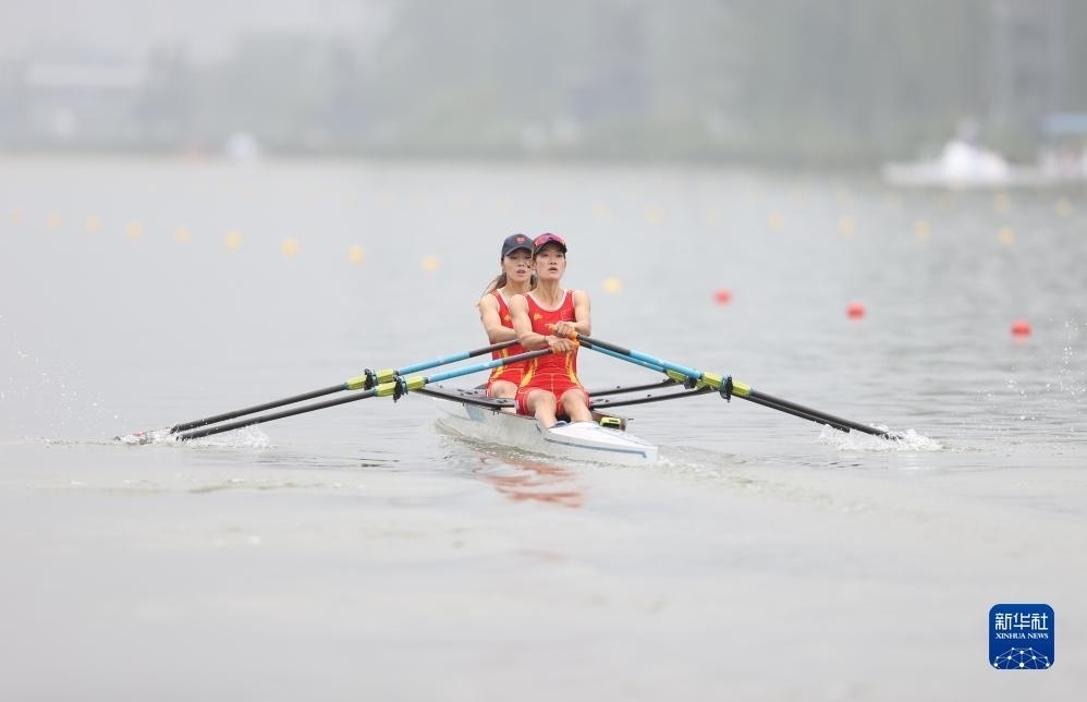 9月24日，鄒佳琪（左）/邱秀萍在決賽中。新華社記者 賈浩成 攝