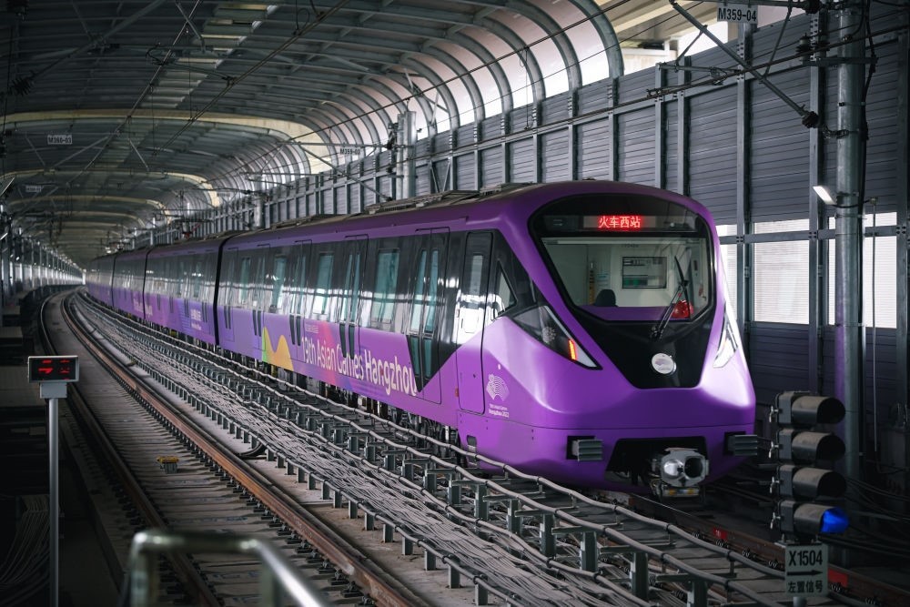 從杭州火車西站出發(fā)，地鐵19號線貫穿杭州火車東站、杭州蕭山機(jī)場，“亞運(yùn)號”地鐵專列運(yùn)行在這條線路上。