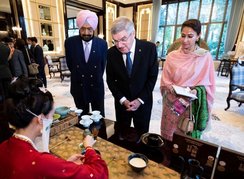 △歡迎宴會前，亞奧理事會代理主席辛格和夫人維尼塔、國際奧委會主席巴赫欣賞非遺展示。