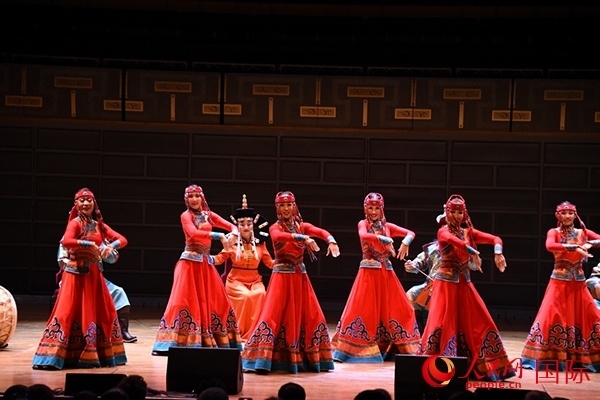 內(nèi)蒙古藝術(shù)劇院表演的《草原頌》劇照。人民網(wǎng)記者 殷淼攝