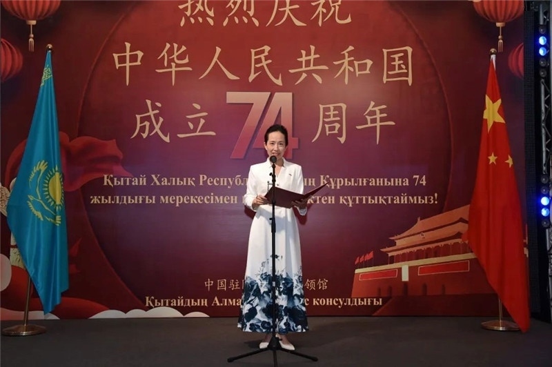 圖為蔣薇總領(lǐng)事致辭。駐阿拉木圖總領(lǐng)館供圖