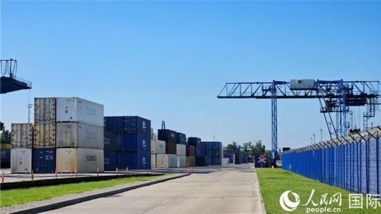  布列斯特北站，堆滿了來(lái)自中國(guó)的貨物。人民網(wǎng)記者 王震攝