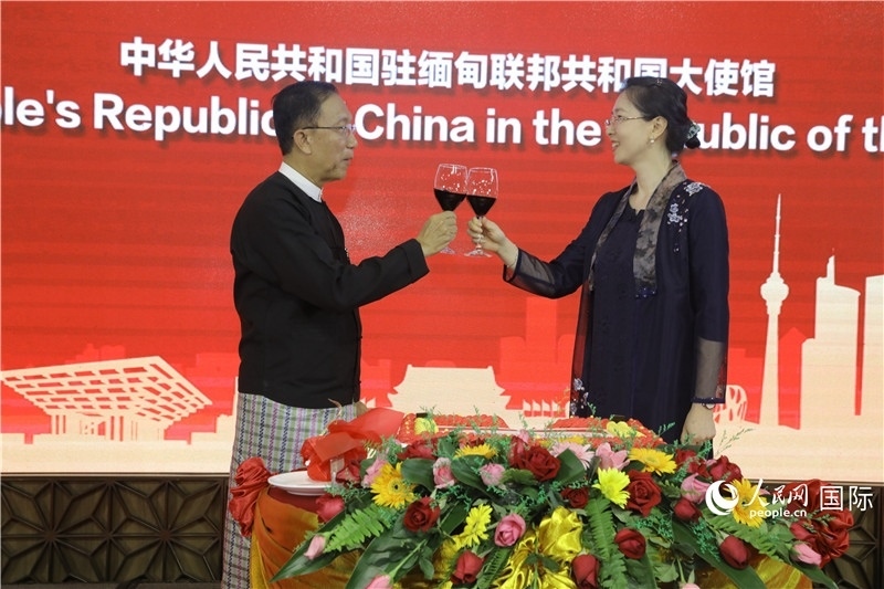 圖為曹靜臨時代辦與溫欣副總理祝酒。人民網(wǎng)記者 謝佳君攝