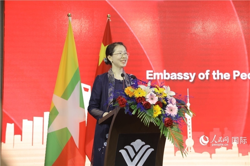 圖為使館臨時代辦曹靜致辭。人民網(wǎng)記者 謝佳君攝