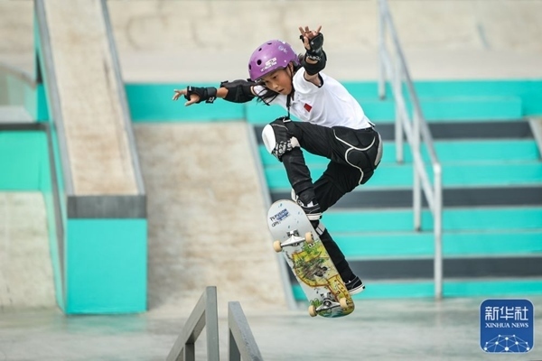 9月27日，中國(guó)選手崔宸曦在比賽中。當(dāng)日，在錢塘輪滑中心舉行的杭州亞運(yùn)會(huì)女子街式?jīng)Q賽中，中國(guó)選手崔宸曦以242.62分的成績(jī)奪得冠軍，曾文蕙獲得亞軍，日本選手伊藤美優(yōu)獲得季軍。新華社記者 潘昱龍攝