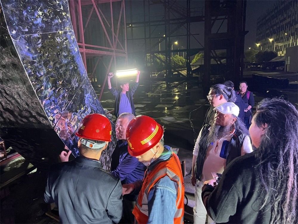 林崗（右二）和團(tuán)隊(duì)查看主火炬制作進(jìn)度。受訪者供圖