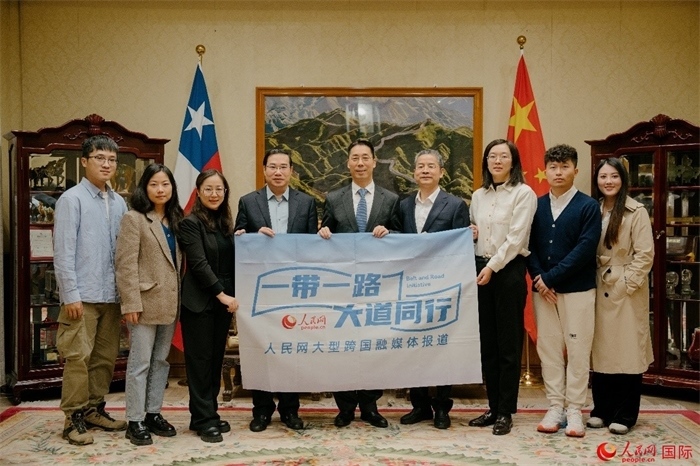 牛清報大使（中）與人民網(wǎng)、人民日報社記者合影。 人民網(wǎng)記者 張若涵攝