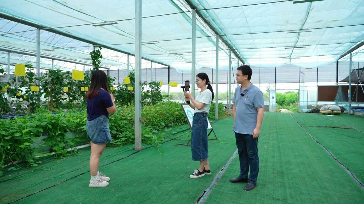 學生們正在現(xiàn)場直播。受訪單位供圖