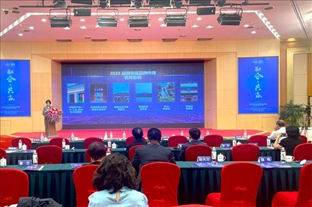 現(xiàn)場發(fā)布《2023旅游景區(qū)品牌傳播優(yōu)秀案例》。人民網(wǎng)記者 劉微攝