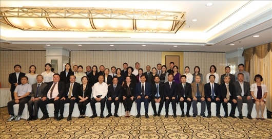 參會(huì)嘉賓合影留念。主辦方供圖