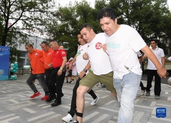 9月28日，在柯橋柯亭社區(qū)，各民族居民參加趣味運動會。