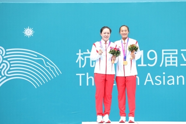 9月29日，鄭欽文(右)和朱琳在頒獎儀式上合影。當(dāng)日，在杭州亞運(yùn)會網(wǎng)球女子單打決賽中，中國代表團(tuán)選手鄭欽文2:0戰(zhàn)勝隊(duì)友朱琳奪得冠軍。人民網(wǎng)記者 李乃妍攝