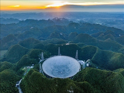 “中國天眼”全景（維護保養(yǎng)期間拍攝）。新華社記者 歐東衢 攝