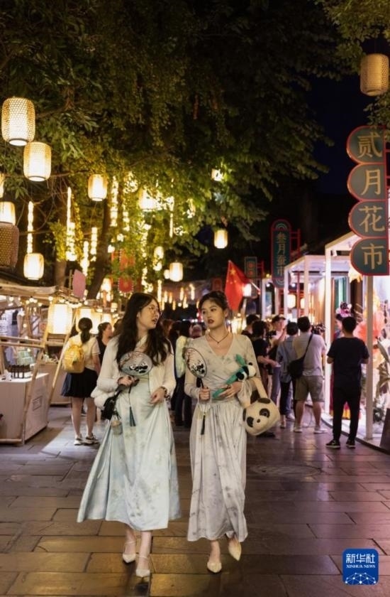 在成都寬窄巷子，兩位來自安徽的游客在新“十二月市”街區(qū)游覽（9月29日攝）。