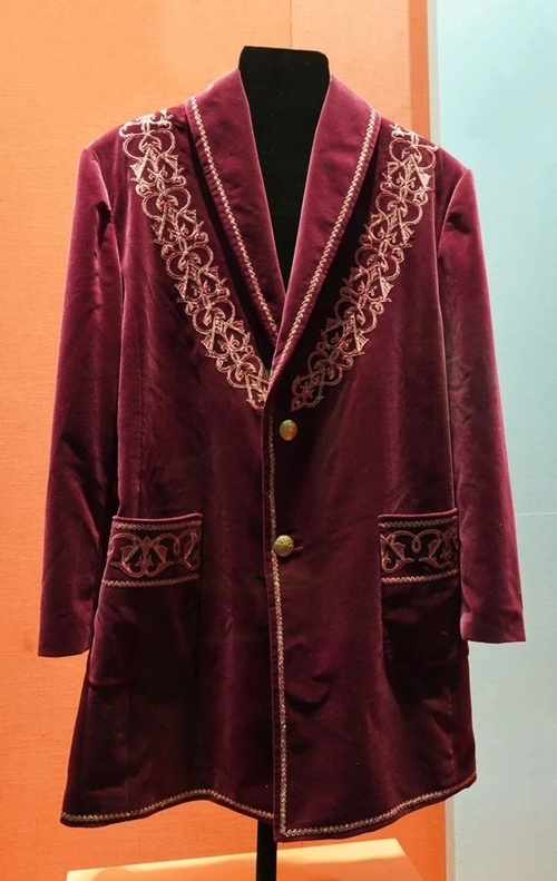 2013年9月，時(shí)任哈薩克斯坦總統(tǒng)納扎爾巴耶夫贈(zèng)送習(xí)近平主席的哈薩克斯坦民族服裝。