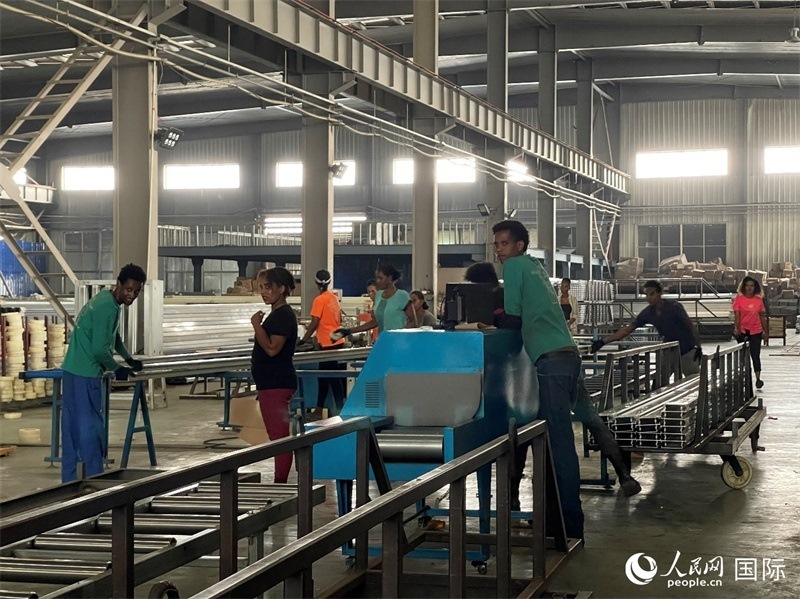 東方工業(yè)園華嘉鋁業(yè)生產(chǎn)車間。人民網(wǎng)記者 趙艷紅攝