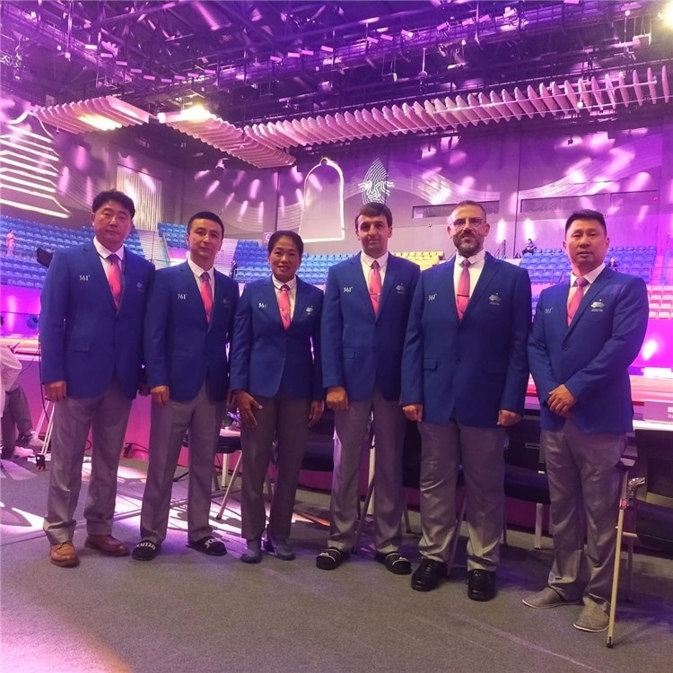 詹多斯·基亞諾夫與各國(guó)裁判員合影（左二）。 受訪者供圖