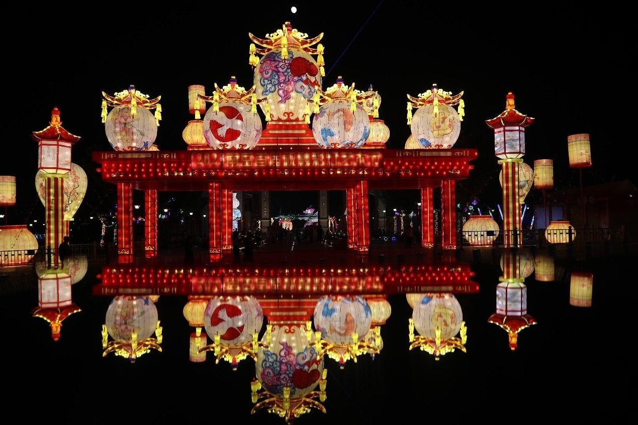 中秋國(guó)慶期間，南岳祝融文旅小鎮(zhèn)舉辦祝融花燈節(jié)。曹正平攝