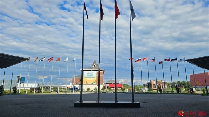 中白工業(yè)園內(nèi)，多國國旗飄揚(yáng)。園區(qū)已有來自16個(gè)國家和地區(qū)的企業(yè)入駐。人民網(wǎng)記者 朱虹攝