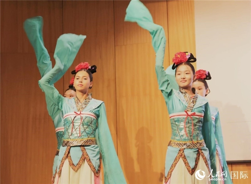 兩國(guó)文化志愿者共同表演中國(guó)傳統(tǒng)舞蹈。人民網(wǎng)記者 陳海琪攝