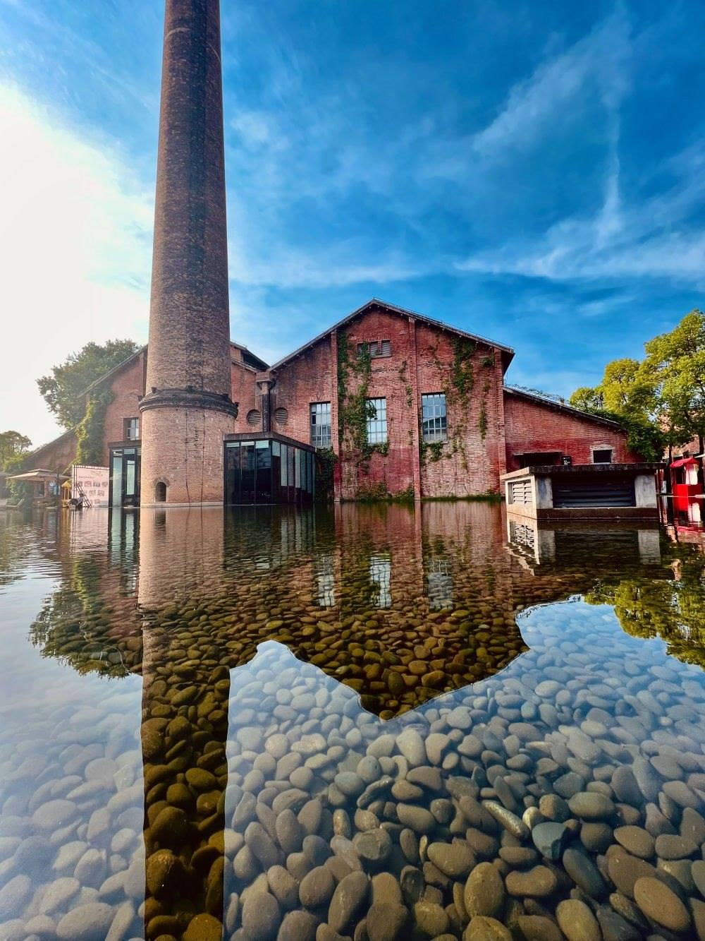 ↑景德鎮(zhèn)陶溪川文創(chuàng)街區(qū)一景（2023年5月15日攝）。