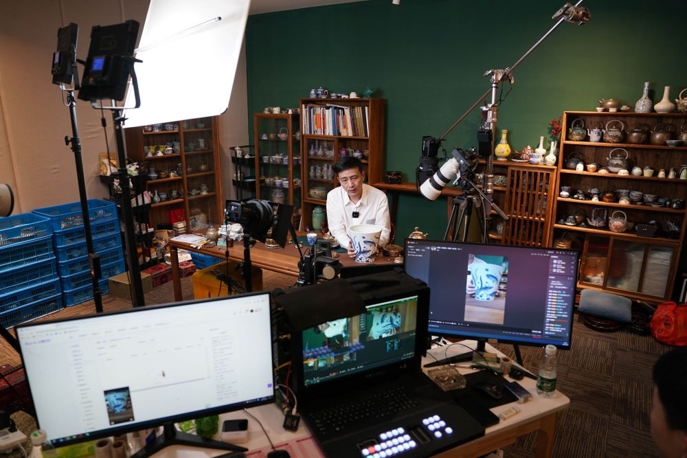 ↑在景德鎮(zhèn)，工作人員通過網(wǎng)絡(luò)直播推介陶瓷產(chǎn)品（2023年2月22日攝）。