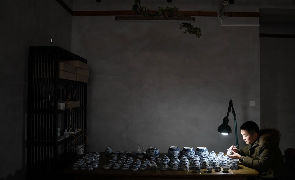 ↑ 2020年12月23日，手工陶瓷制作者在工作室檢測成品。