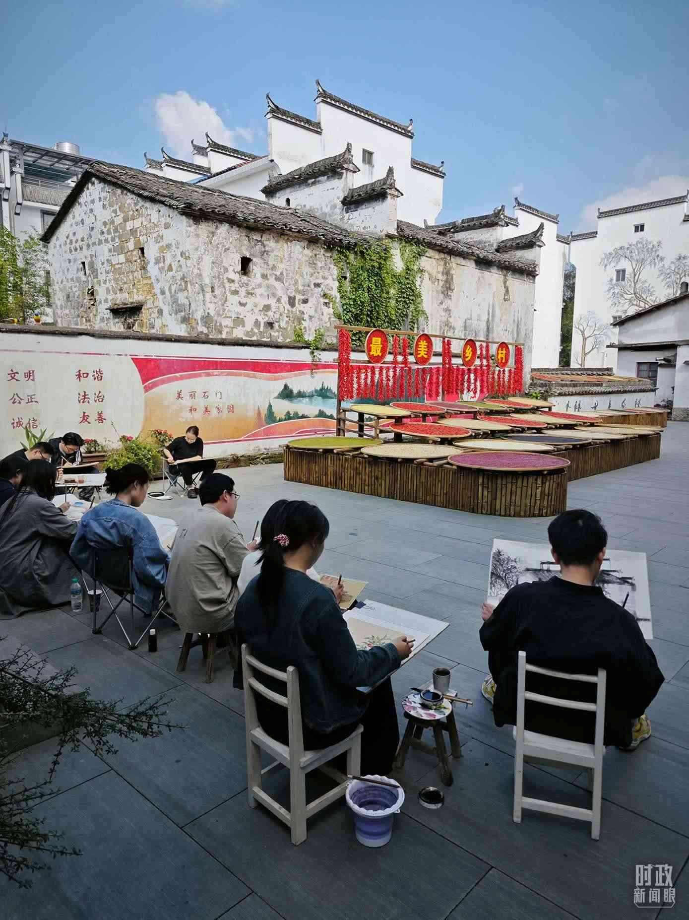 △來自中國美術(shù)學(xué)院的同學(xué)在石門村寫生。（總臺央視記者郁振一拍攝）