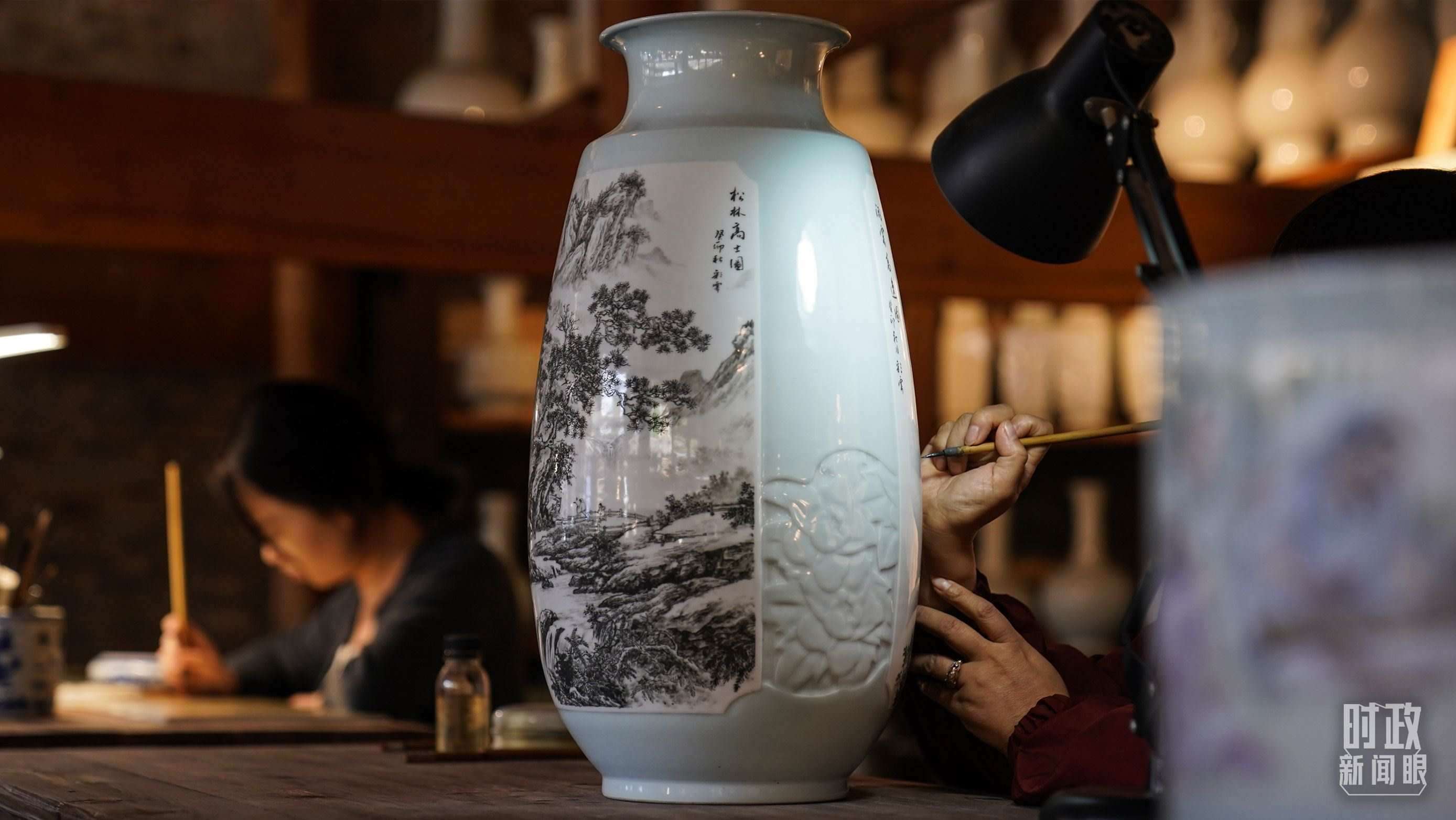 △陶瓷畫師正在繪制瓷器。（總臺國廣記者李晉拍攝）