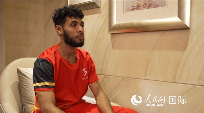 巴布亞新幾內(nèi)亞乒乓球國家隊(duì)隊(duì)員杰弗瑞·羅伊接受采訪。 人民網(wǎng) 彭昱凱攝