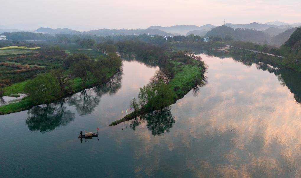 2021年3月15日拍攝的婺源月亮灣旅游公園，石門自然村坐落于此。新華社記者 胡晨歡 攝