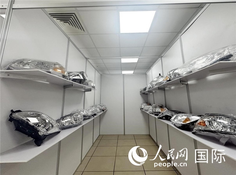 在位于莫斯科格林伍德國際貿(mào)易中心的浙江寧波優(yōu)質(zhì)商品展銷中心內(nèi)，展示著來自浙江寧波慈溪市的汽車配件樣品。人民網(wǎng)記者 申佳平攝