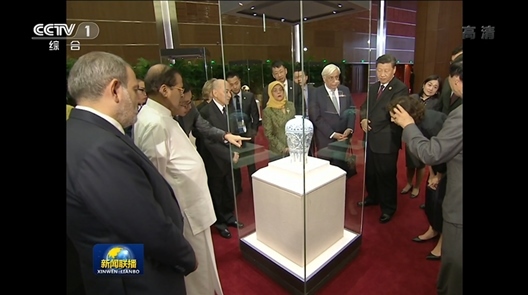 2019年5月15日，中外領(lǐng)導(dǎo)人共同參觀“大美亞細(xì)亞——亞洲文明展”。（視頻截圖）