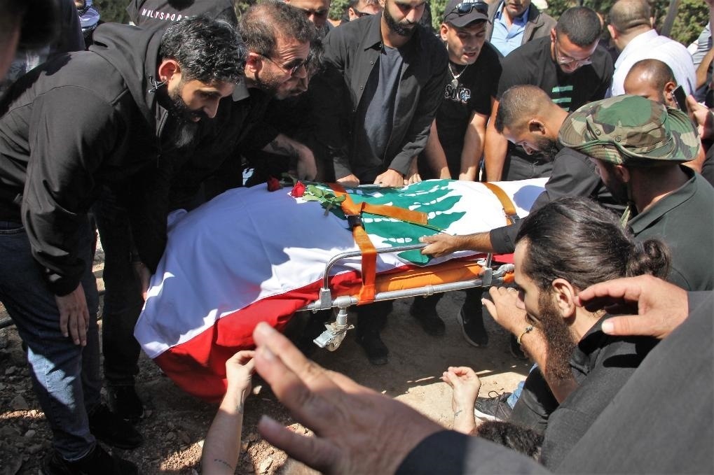 10月14日，黎巴嫩南部希亞姆鎮(zhèn)，黎巴嫩記者和民眾為在以色列轟炸中死亡的攝影記者伊薩姆·阿卜杜拉送葬。新華社發(fā)（塔希爾·阿布·哈姆丹攝）