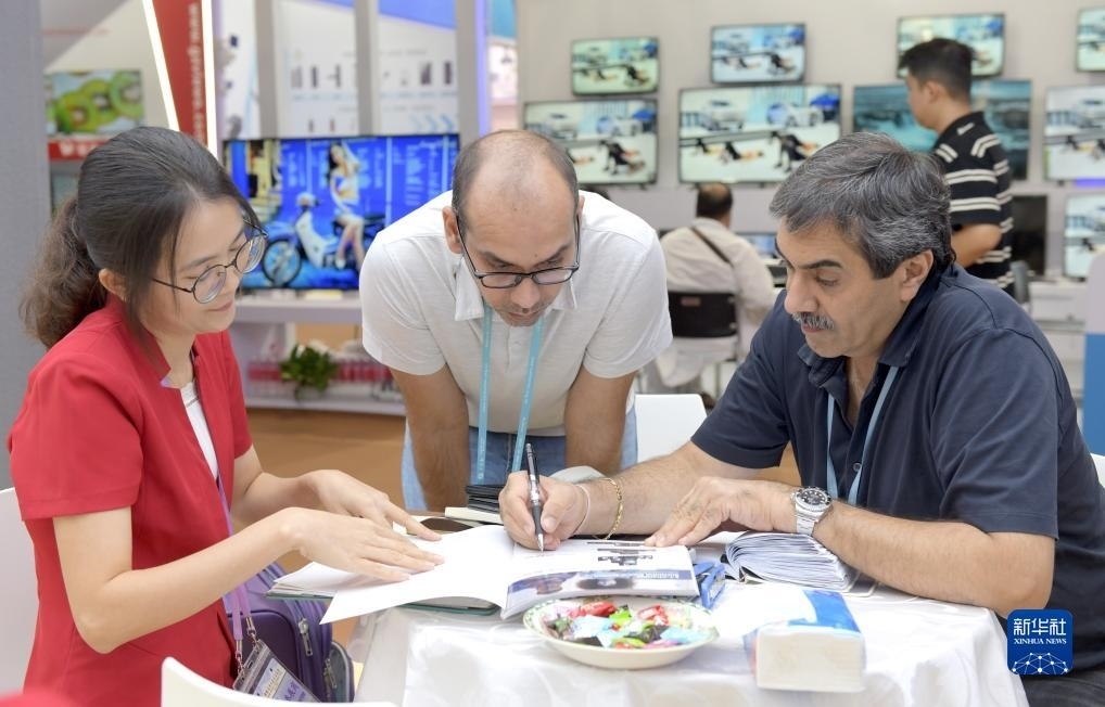 10月15日，客商在廣交會(huì)上洽談業(yè)務(wù)。新華社記者 盧漢欣 攝