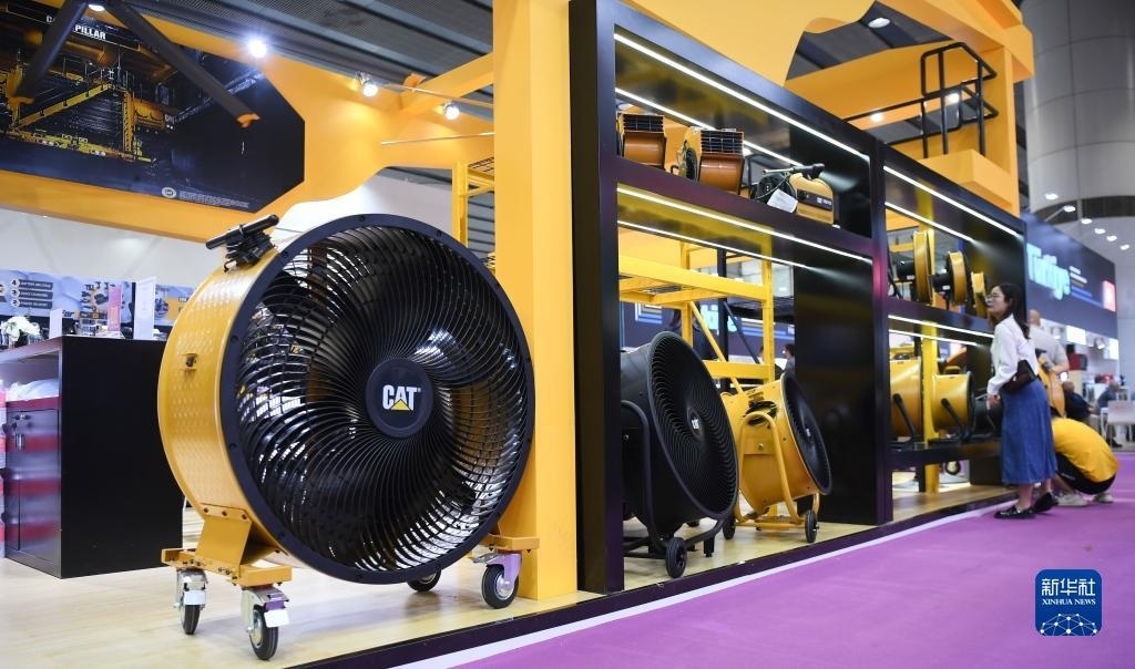 10月15日，參觀者在了解一家美國參展商的產(chǎn)品。新華社記者 鄧華 攝