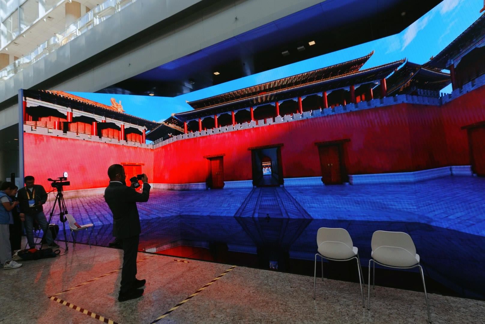 位于新聞中心的科技文化互動(dòng)展示區(qū)。人民網(wǎng)記者 許維娜攝